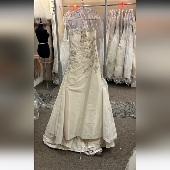 New Maggie Sottero Ivory Wedding Gown Size 12 - Picture 8 of 9